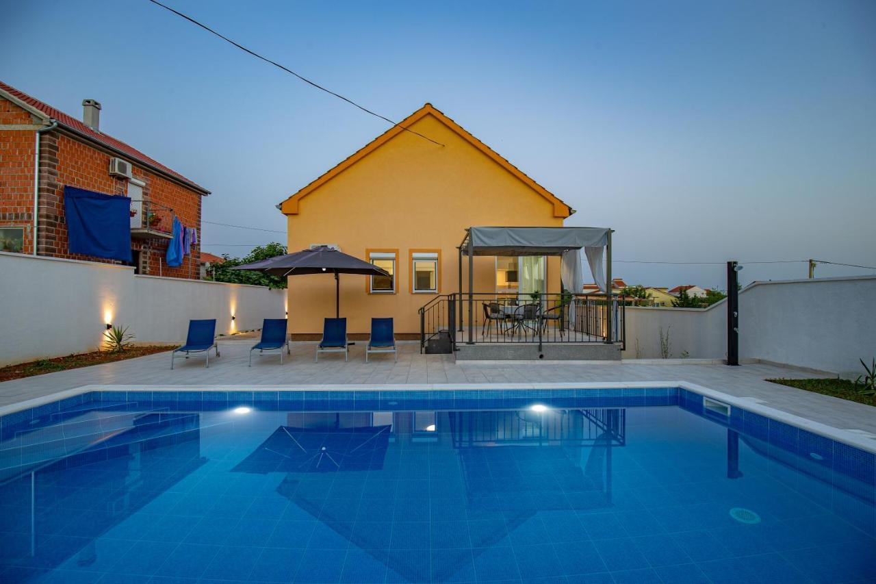Family And Friends Private Heated Pool With Jacuzzi *